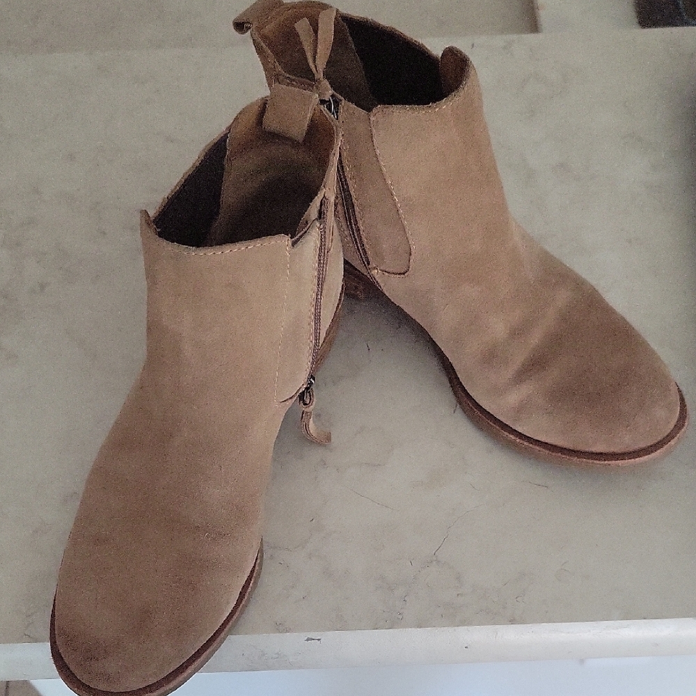 Sofft Women's Tan Suede Ankle Boots